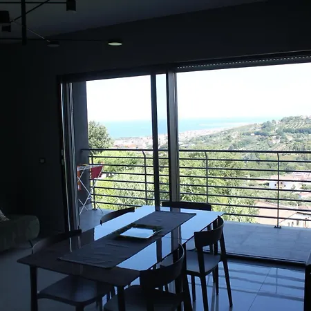 Elegant House Mare E Monti A Colle アパート Montesilvano Marina